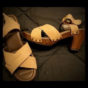 Gorgeous sandals with heel